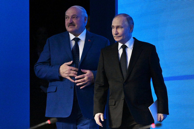 Belarusiske Aleksandr Lukasjenko och ryske presidenten Vladimir Putin vid ett möte i Ryssland i våras.