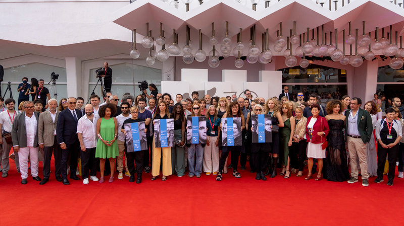 Juryordförande Julianne Moore, i mitten med solglasögon, leder protesterna mot fängslande filmskapare som iranske Jafar Panahi, Myanmars Ma Aeint och den turkiske producenten Cigdem Mater.