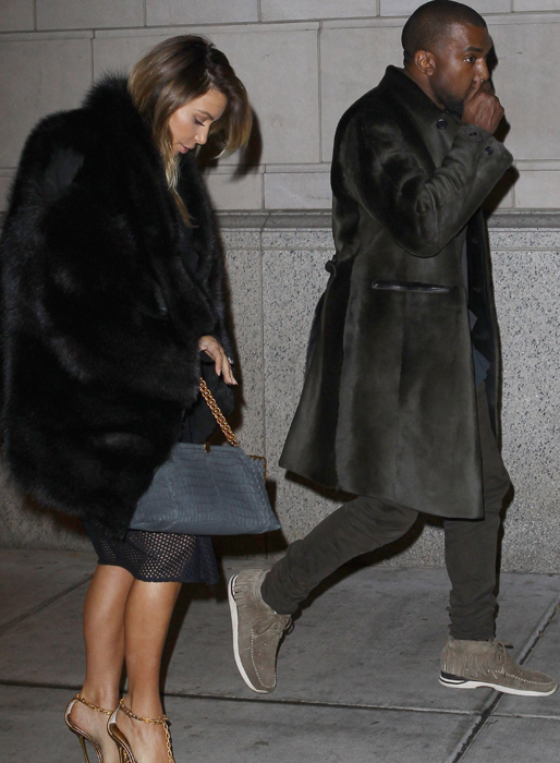 Kim och Kanye matchar varandra i pälsar. Kim och Kanye matchar varandra i pälsar.