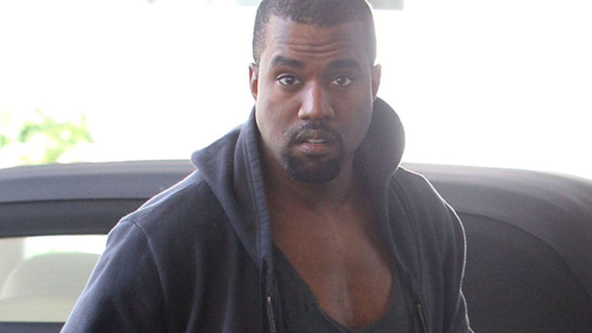 När en paparazzifotograf ställde frågor till Kim om hennes ex Reggie Bush så såg Kanye West rött. 