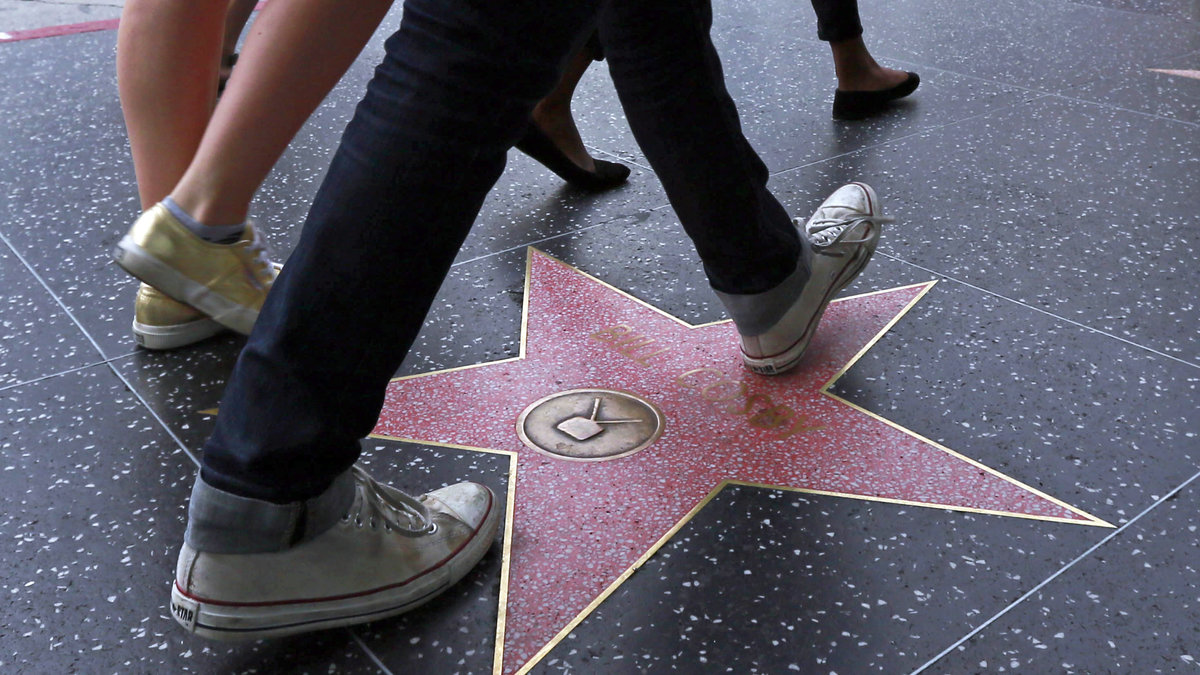 Hollywood Walk Of Fame har nästan 2 500 stjärnor för att hedra olika mediapersoner.