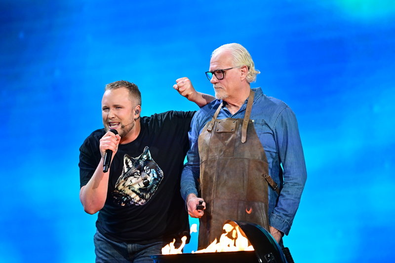 Edvin Törnblom och Glenn Hysén försöker locka manliga tittare till Melodifestivalen i februari.