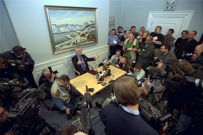 Uffe Ellemann-Jensen inför ett pressuppbåd 1998. Arkivbild.