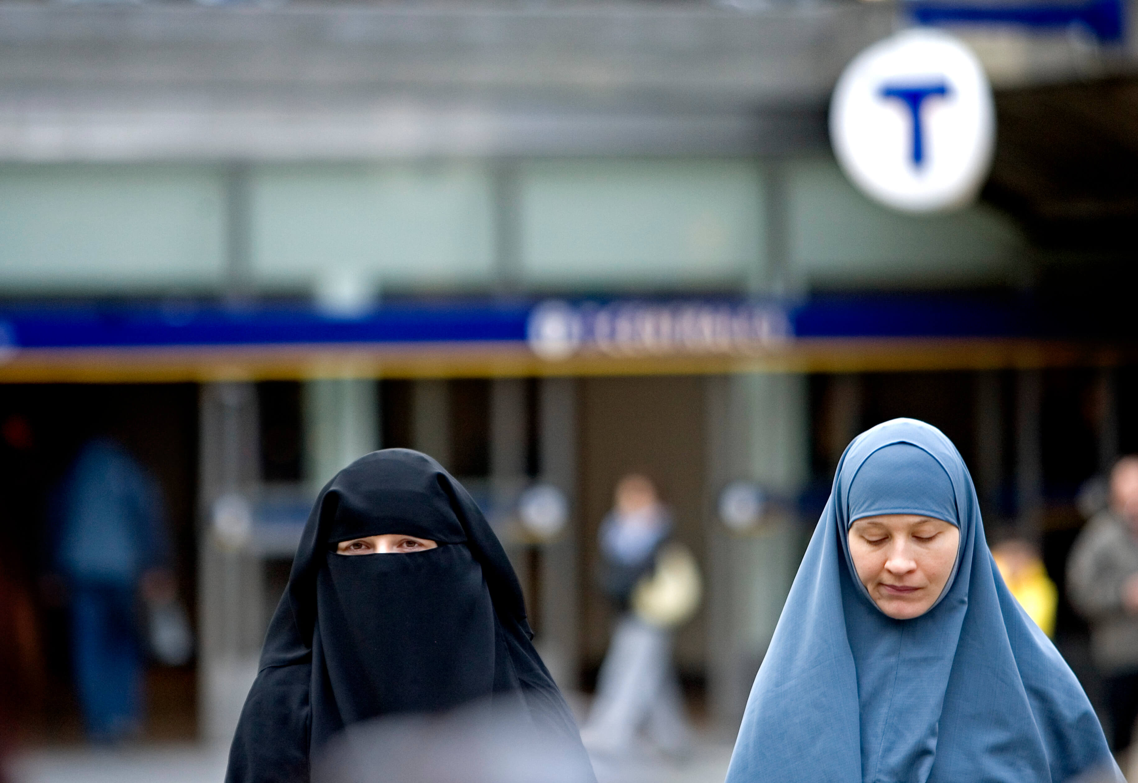 Burqa och niqab kan bli förbjudet i skolor och för offentligt anställda.