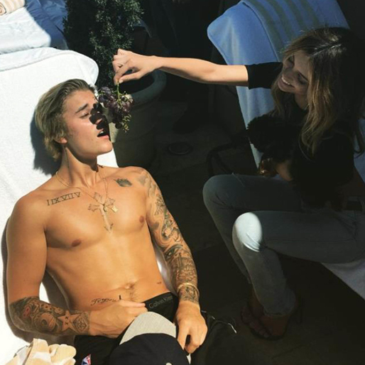 Bieber matas med druvor. Bieber matas med druvor.