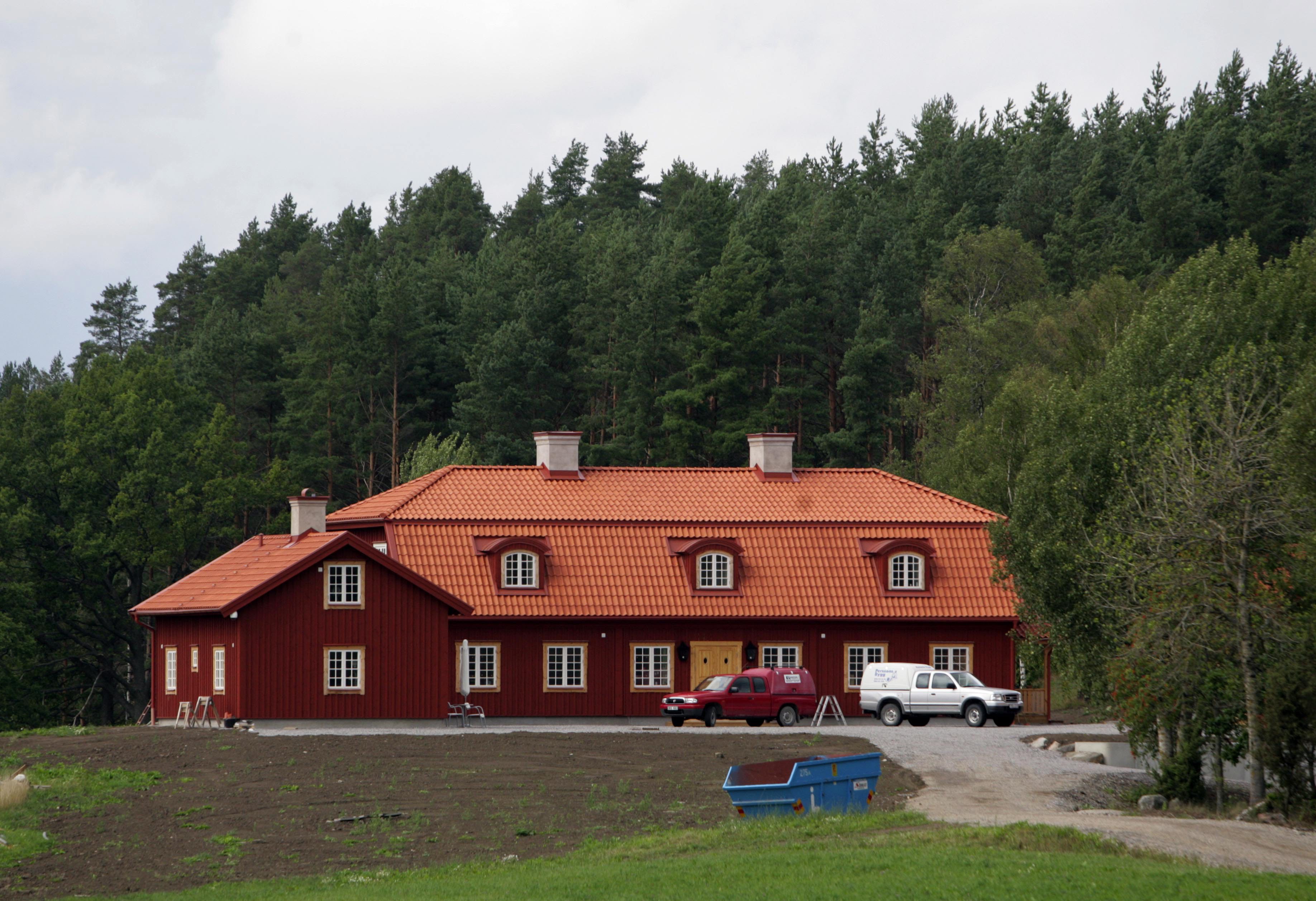 Här på gården i Södermanland har firman utfört jobb på ett av Perssons hus.