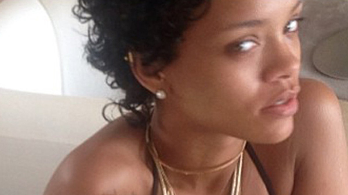 Rihanna har haft en skön vecka vid poolen i sin bikini.