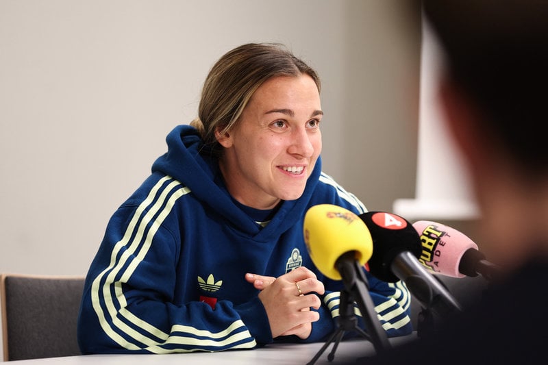 Mittfältaren Julia Zigiotti Olme under gårdagens pressträff på spelarhotellet inför Sveriges Nations League-match mot Frankrike i Reims. 