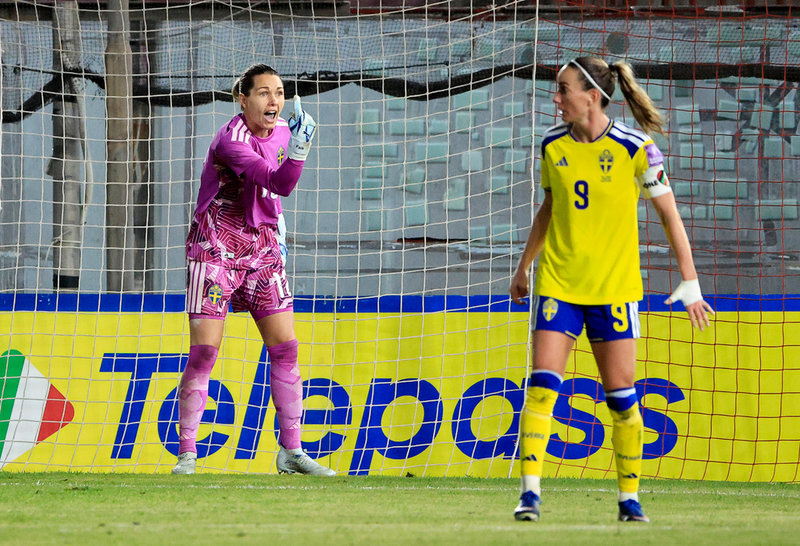 Sveriges målvakt Jennifer Falk och lagkaptenen Kosovare Asllani spelar båda i den engelska ligan till vardags.