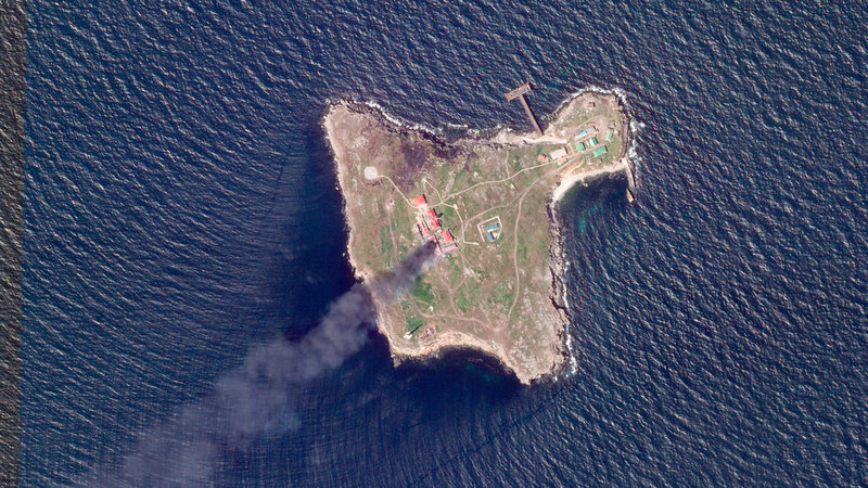 En satellitbild visar hur röken stiger över Ormön i Svarta havet efter ukrainska uppgifter om att ett ryskt luftvärnssystem slagits ut av en drönare.