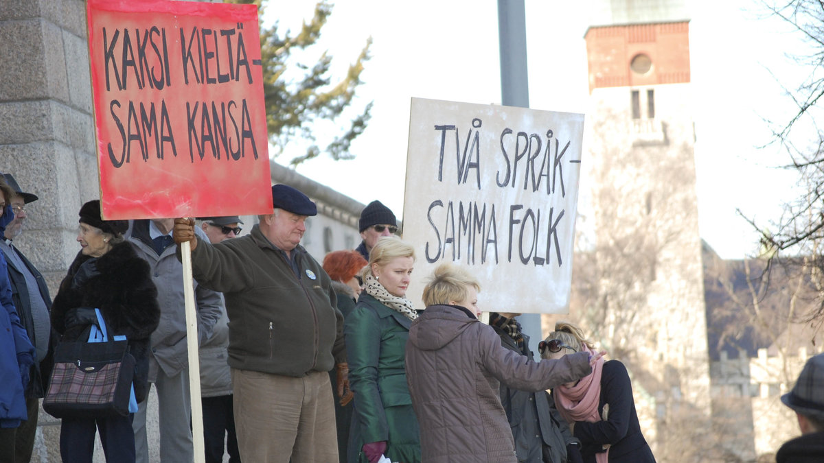 Protest på twitter om svensk/finska