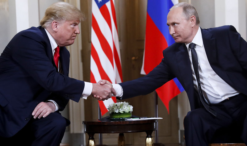 USA:s president Donald Trump skakar hand med Rysslands dito Vladimir Putin under ett möte i Helsingfors i juli 2018. Foto: Pablo Martinez Monsivais/AP/TT