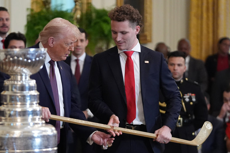 USA:s president Donald Trump får en ishockeyklubba av Matthew Tkachuk när NHL-klubben Florida Panthers tidigare i januari i år hyllades i Vita huset efter Stanley Cup-titeln våren 2025.