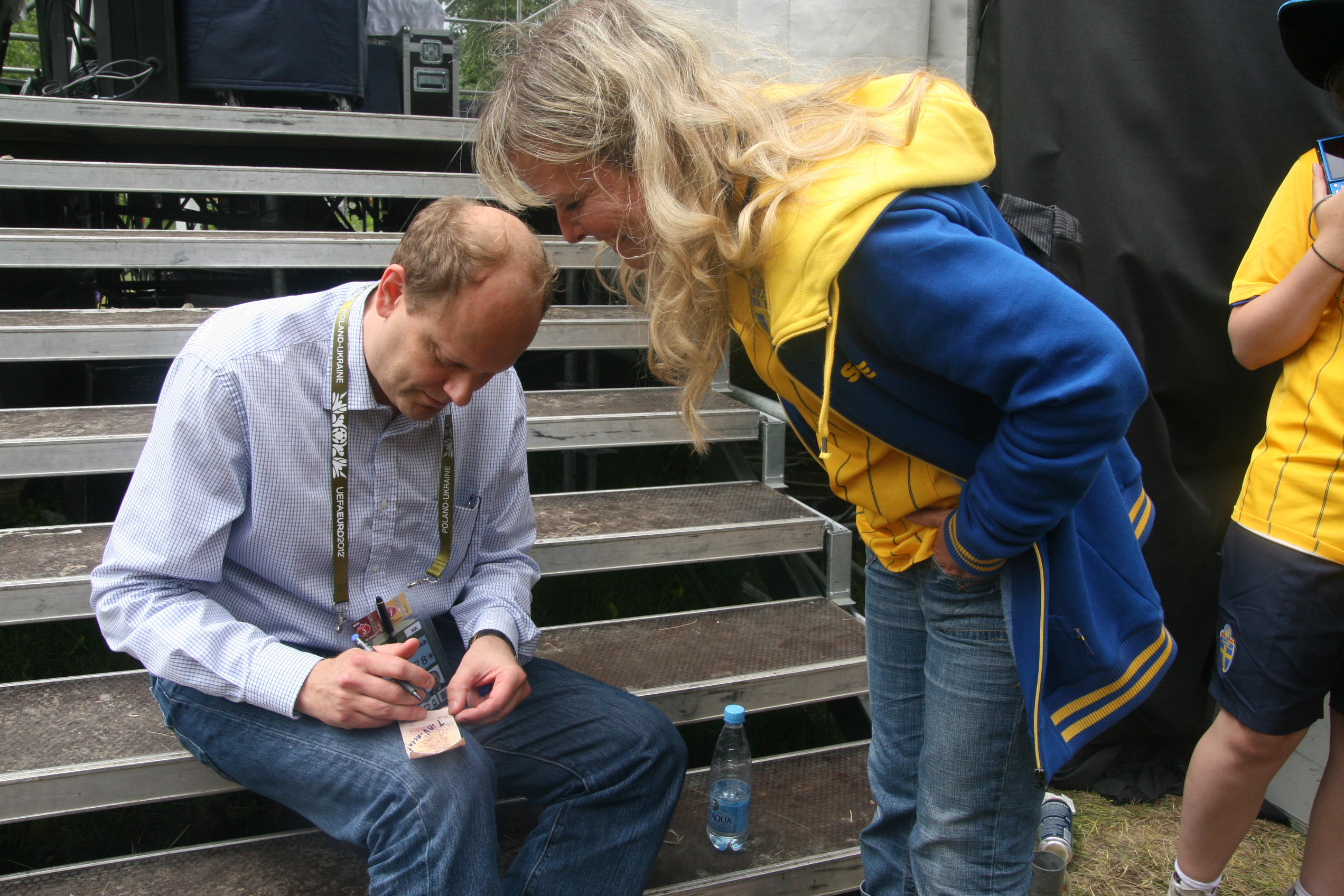 Han är väldigt uppskattad av lyssnarna och tittarna - på Camp Sweden fick han till och med skriva autografer.