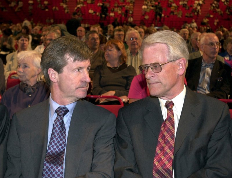 Carl Bennet och Ingvar Carlsson (S) under Telias bolagsstämma 2001. Foto: Anders Wiklund/TT Carl Bennet och Ingvar Carlsson (S) under Telias bolagsstämma 2001. Foto: Anders Wiklund/TT