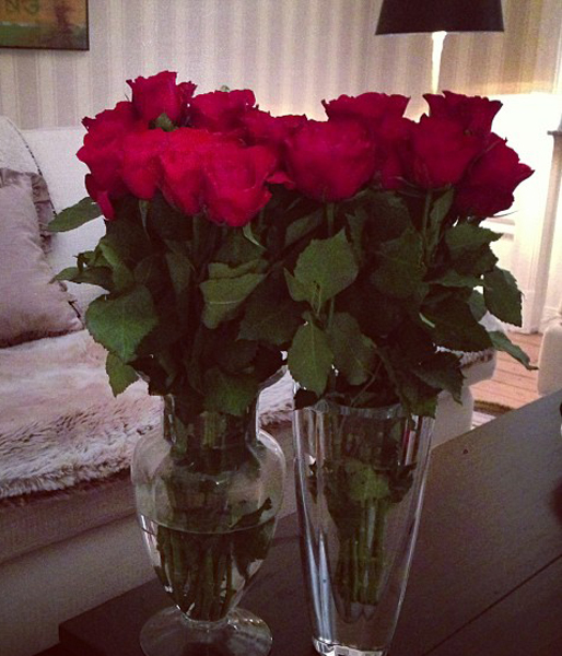 Blondinbella fick rosor av pojkvännen Odd. Han är väldigt romantisk, skriver hon i bloggen. Blondinbella fick rosor av pojkvännen Odd. Han är väldigt romantisk, skriver hon i bloggen.