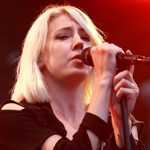 Veronica Maggio kommer att spela på Allsång på Skansen. Veronica Maggio kommer att spela på Allsång på Skansen.
