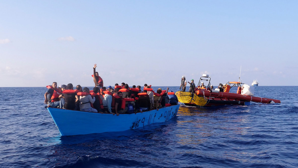 Migranter möts upp av en båt från Läkare utan gränser utanför Libyen, i oktober förra året. Arkivbild.