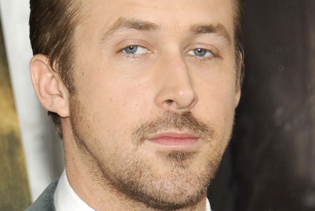 Ryan Gosling är en speciell prick. Enligt källor till Star så har han en del riktigt udda beteenden för sig. Han kryper till exempel upp för husets trappor på alla fyra, kissar sittande och sover med fötterna på sin huvudkudde. Vem vet – han kanske övar sig för en roll? Ryan Gosling är en speciell prick. Enligt källor till Star så har han en del riktigt udda beteenden för sig. Han kryper till exempel upp för husets trappor på alla fyra, kissar sittande och sover med fötterna på sin huvudkudde. Vem vet – han kanske övar sig för en roll?