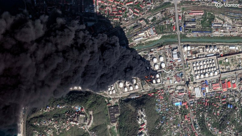 En satellitbild visar svart rök från oljeraffinaderiet i ryska Tuapse efter en ukrainsk attack i april.