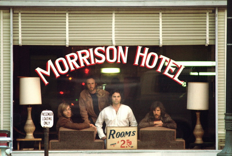 Året var 1969 när The Doors först blev utkastade från Morrison Hotel, berättar fotografen Henry Diltz, som fångade omslagsfotot till det klassiska albumet när receptionisten var borta. Pressbild.