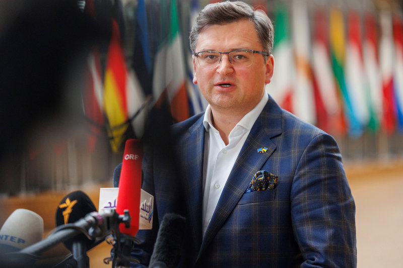 Ukrainas utrikesminister Dmytro Kuleba på väg in till måndagens EU-möte i Bryssel.