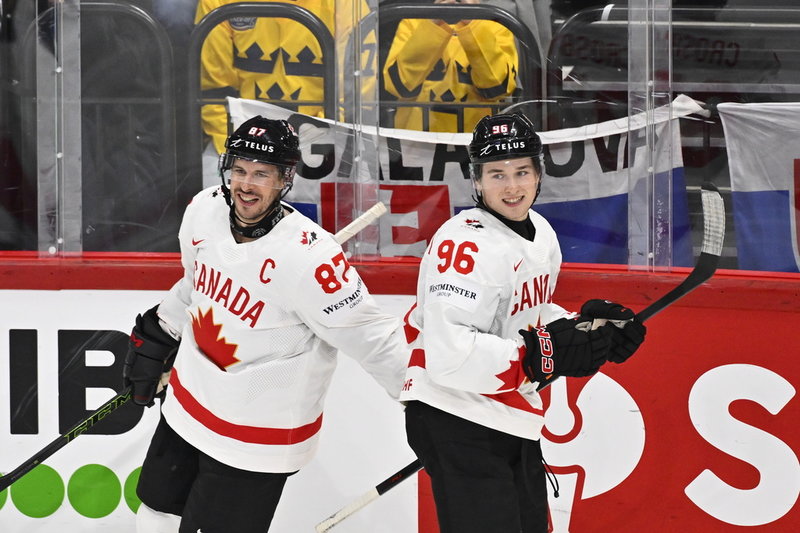 Sidney Crosby (87) tillsammans med Macklin Celebrini (96).