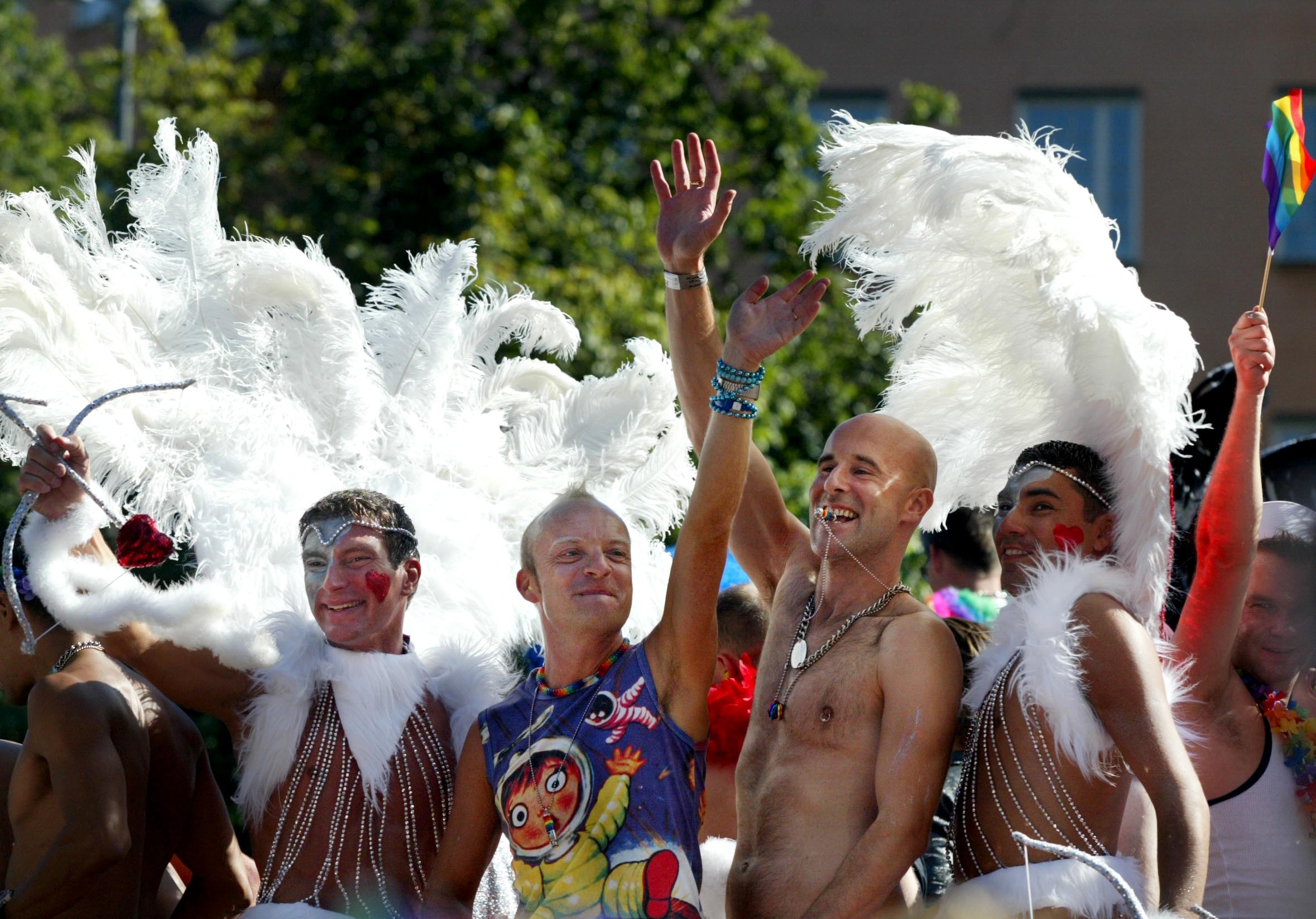 Pridefestivalen har förlorat sin huvudsponsor. Här festar Jonas Gardell och Marc Levengood.