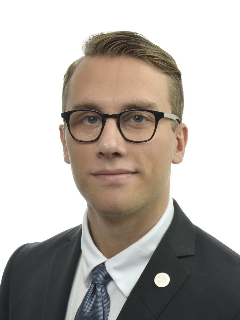 Dennis Dioukarev hoppas få igenom förslaget om en ny kontantlag i Sverige. Foto: Riksdagen Dennis Dioukarev hoppas få igenom förslaget om en ny kontantlag i Sverige. Foto: Riksdagen