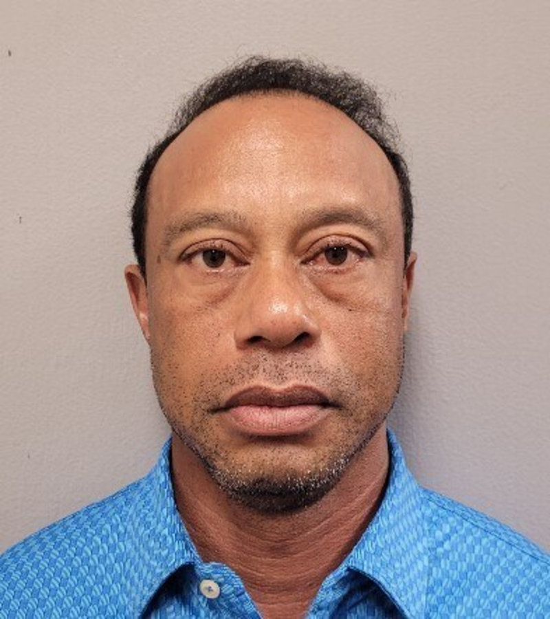 Polisens bild på Tiger Woods efter att 50-åringen voltat med sin bil.