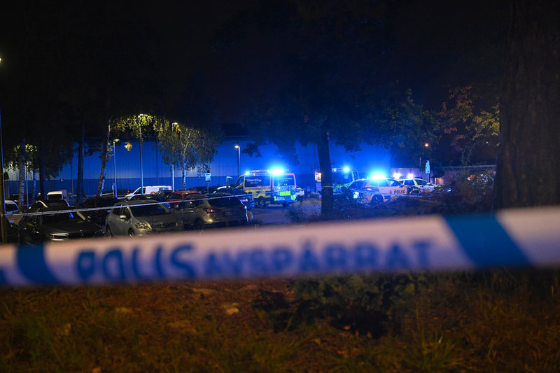 Polis på plats efter mordet vid Mälarhöjdens idrottsplats i Fruängen i södra Stockholm under onsdagskvällen.