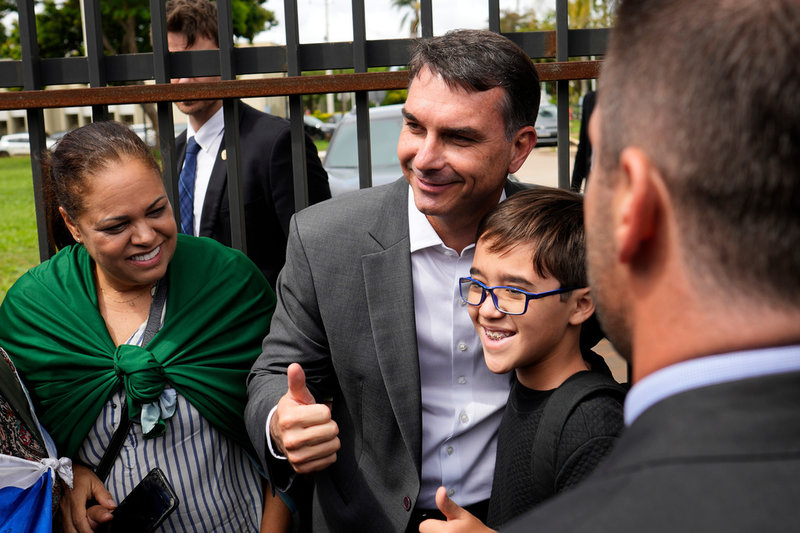 Senator Flávio Bolsonaro med supportrar efter att ha besökt sin far, expresidenten Jair Bolsonaro, i fängelset. Arkivbild