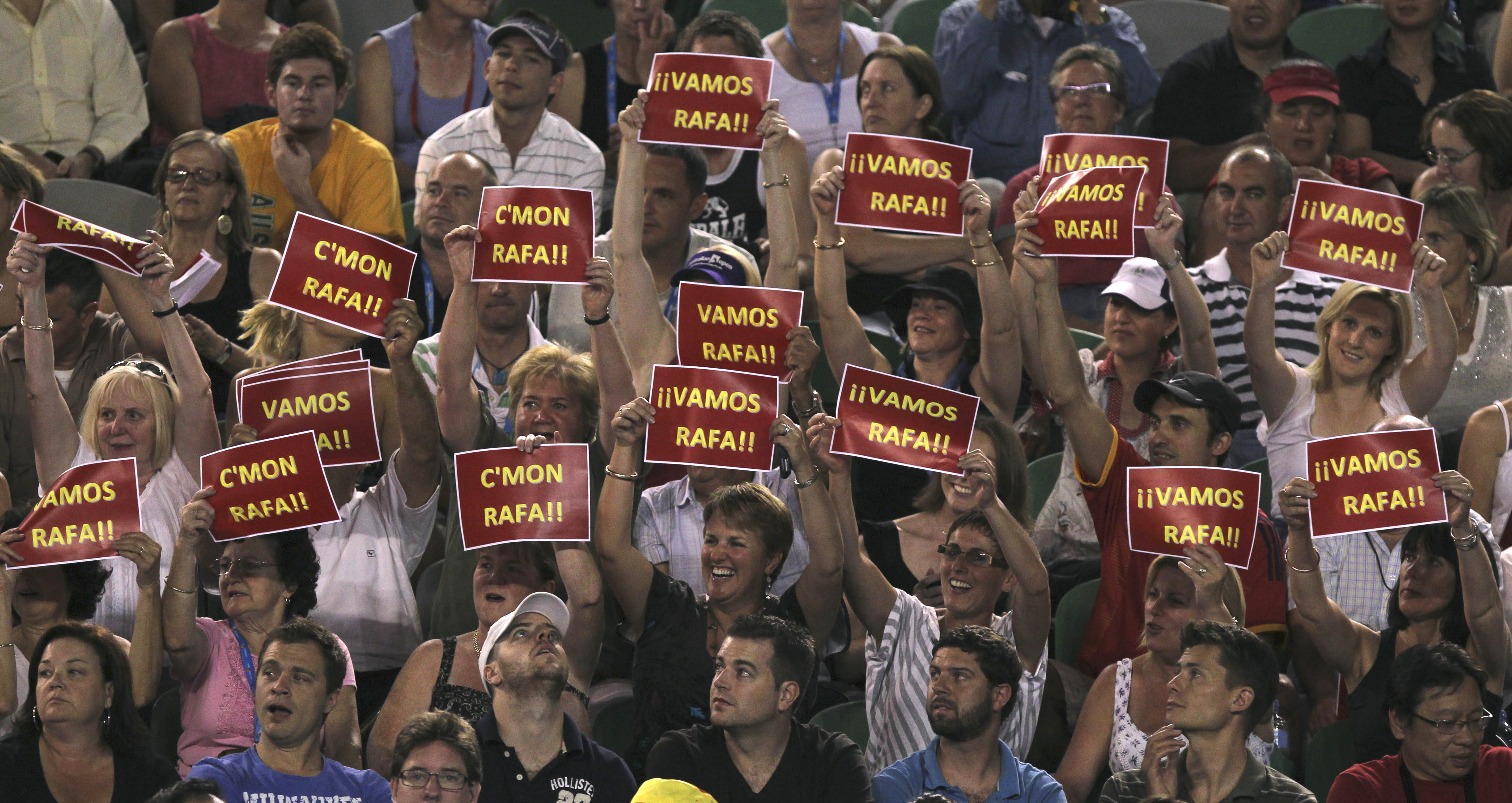 En stor skara fans hejar fram spanjoren Rafael Nadal. 