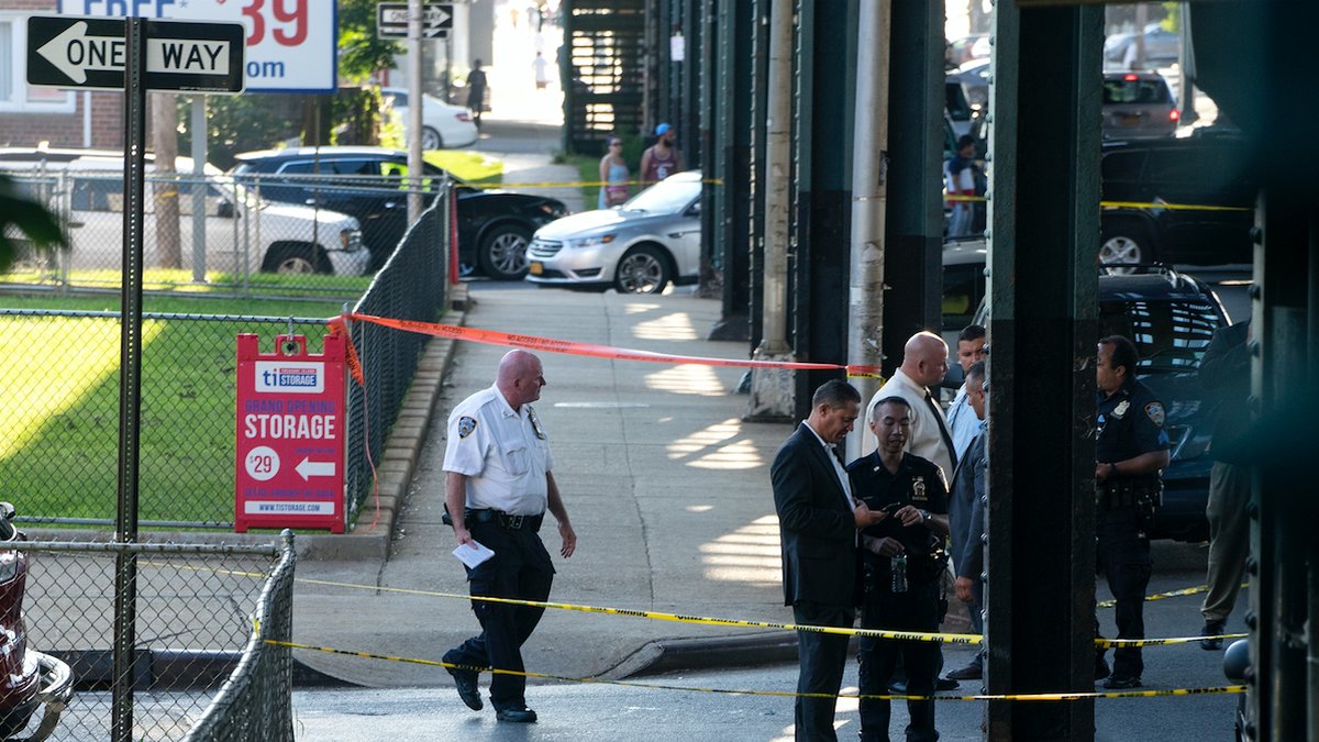De två männen sköts på öppen gata i Queens, New York.