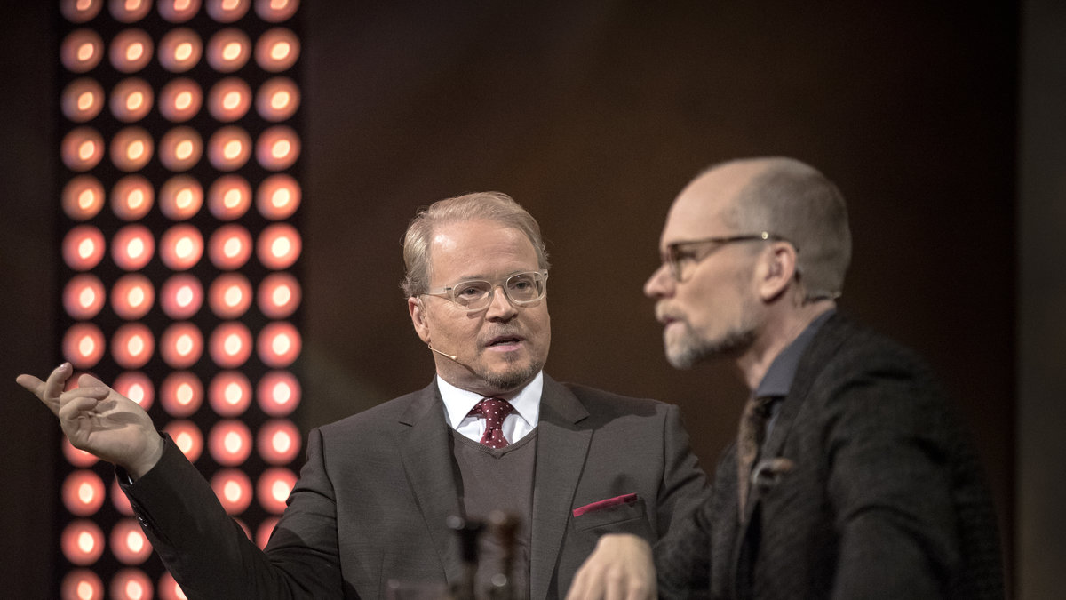 Domaren Fredrik Lindström och programledaren Kristian Luuk i "På spåret". 