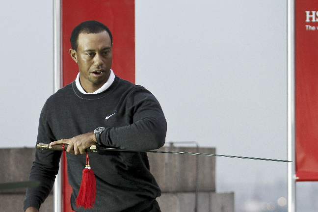 Tiger Woods med svärdet draget.