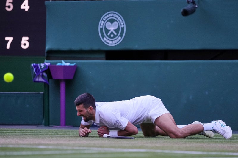 Novak Djokovic på fall, men serben reste sig och gick vidare till semifinal.