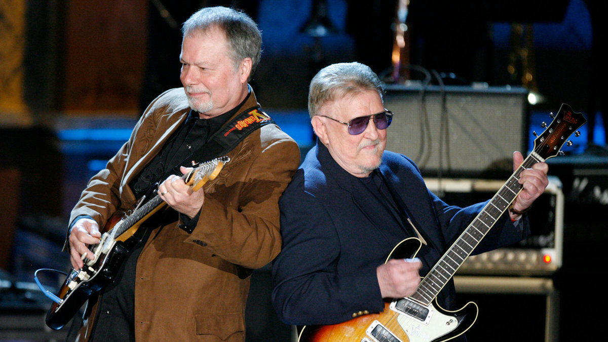 Bob Spalding till vänster och Don Wilson till höger från när The Ventures valdes in i Rock and Roll Hall of Fame 2008. Arkivbild.