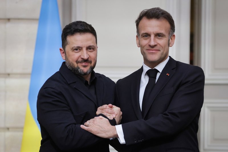 Ukrainas president Volodymyr Zelenskyj tillsammans med sin franske kollega Emmanuel Macron vid ett besök i Paris förra veckan.