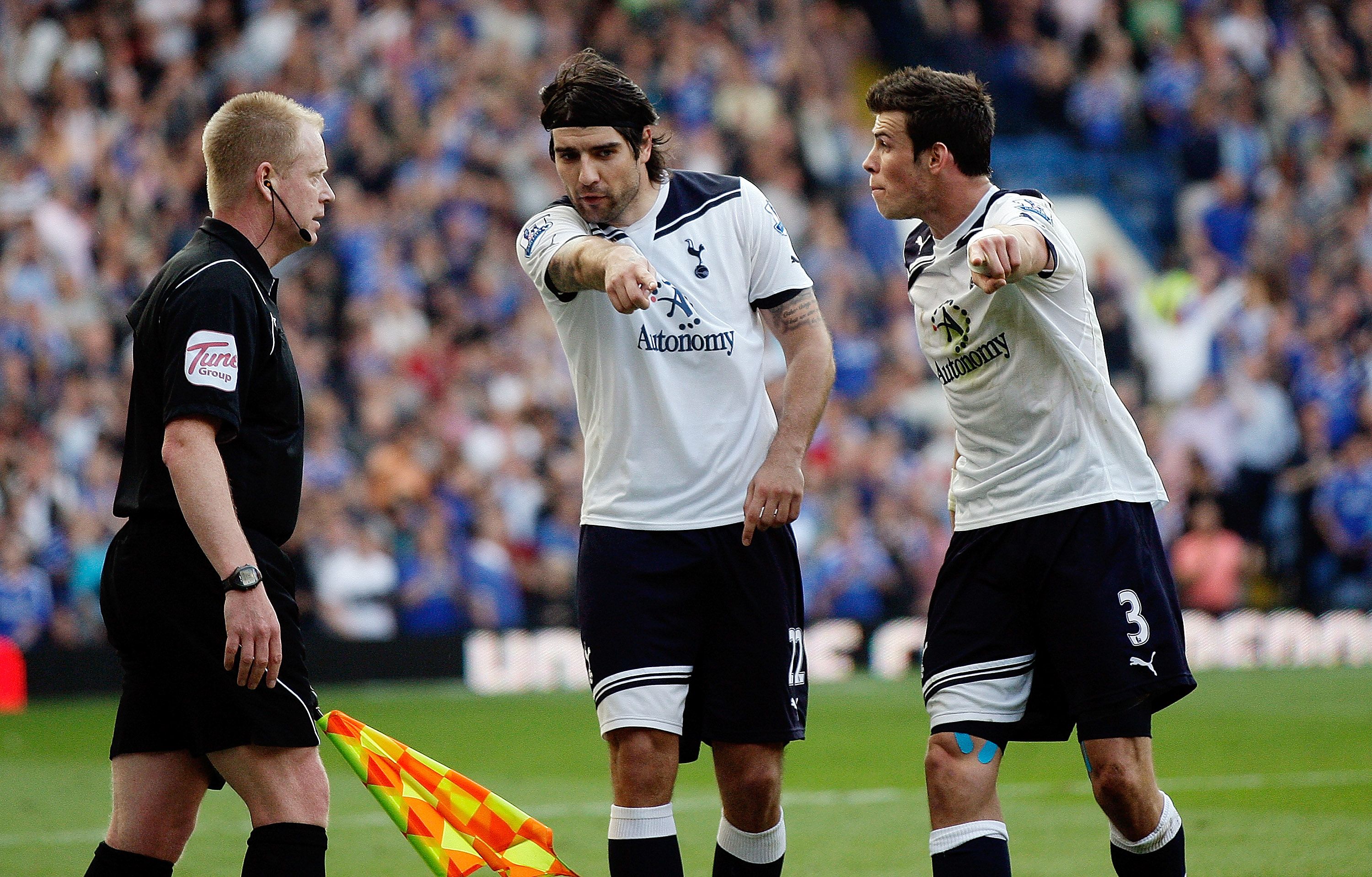 Tottenhamspelarna blev galna efter linjemannens beslut. 
