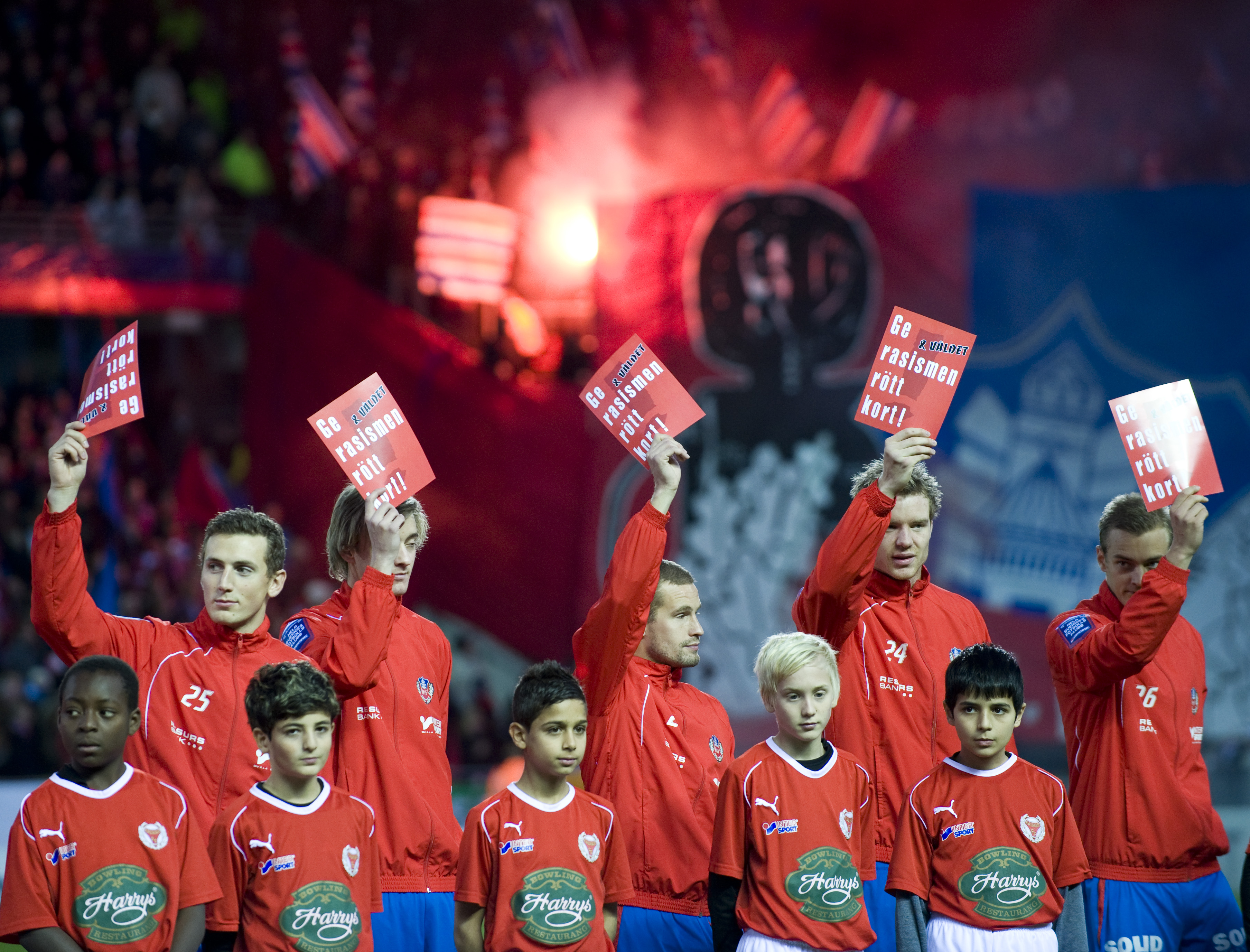 Fotbollen har länge haft problem med rasism. Här håller Helsingborgs trupp upp röda kort mot rasismen inför ett derby mot MFF.