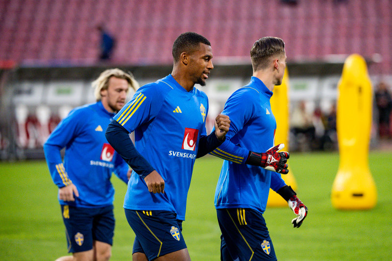 Isak Hien (mitten) under herrlandslagets träning på stadion i Belgrad.