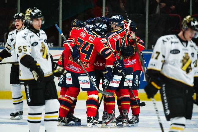 Det smällde till rejält när Djurgården tog emot AIK i säsongens första derby. Men till slut kunde Dif ändå kamma hem segern mot ärkerivalen - och se till att de går upp till en tredje plats efter tre spelade matcher. Det smällde till rejält när Djurgården tog emot AIK i säsongens första derby. Men till slut kunde Dif ändå kamma hem segern mot ärkerivalen - och se till att de går upp till en tredje plats efter tre spelade matcher.