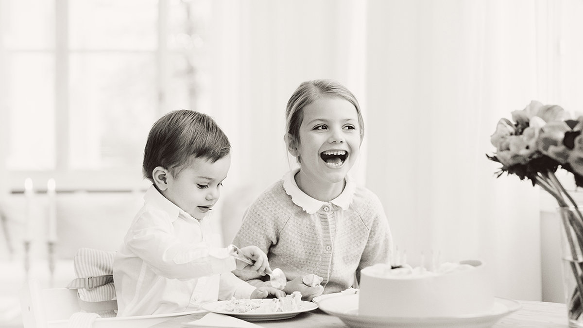 Prinsessan Estelle och Prins Oscar äter tårta.