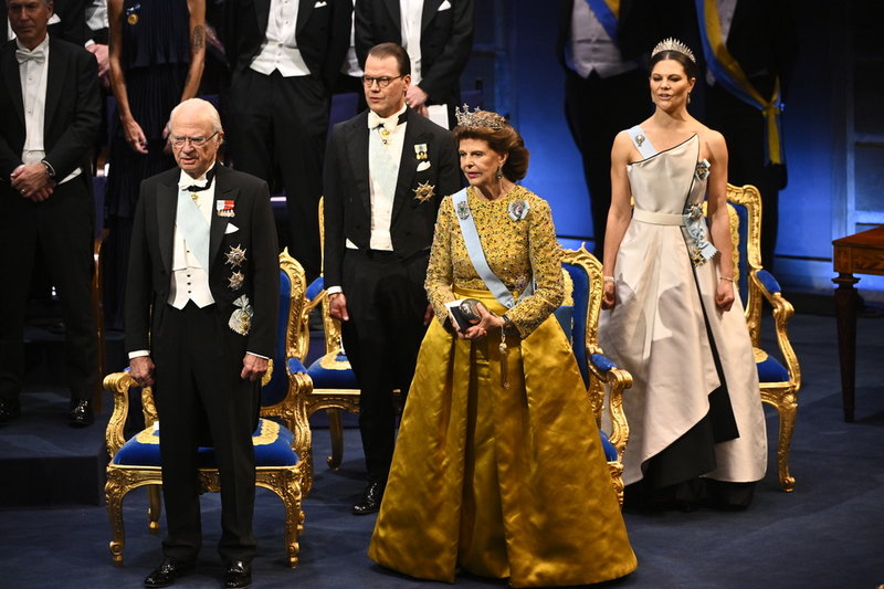 Kung Carl Gustaf, prins Daniel, drottning Silvia och kronprinsessan Victoria vid Nobelprisutdelningen.