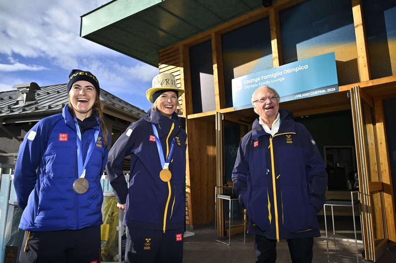 Kung Carl Gustaf med Ebba Andersson som tog silver och Frida Karlsson som vann guld i damernas 10 km fristil. Foto: 	Christine Olsson/TT 