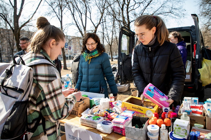 Jurgita och Kotryna från 'Vilnius city volonteers' har ställt upp ett bord med gåvor vid centret. 'Något vi verkligen behöver är sockor', säger Kotryna, till höger i bilden.