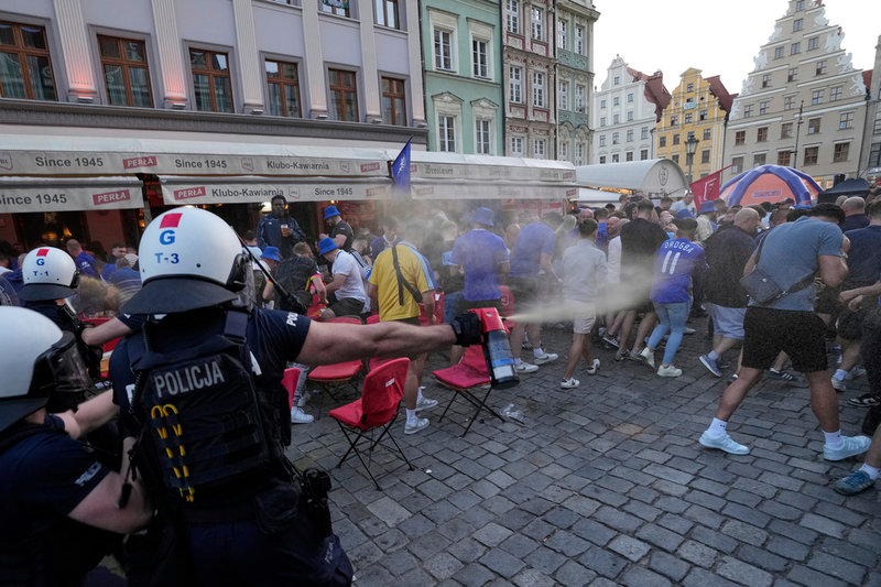 Polisen använder tårgas mot Chelseas supportrar.