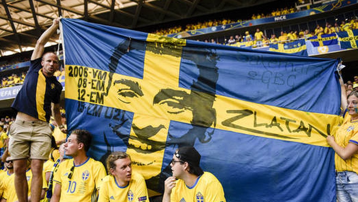 Svenska fans med Zlatan-hyllning inför matchen.