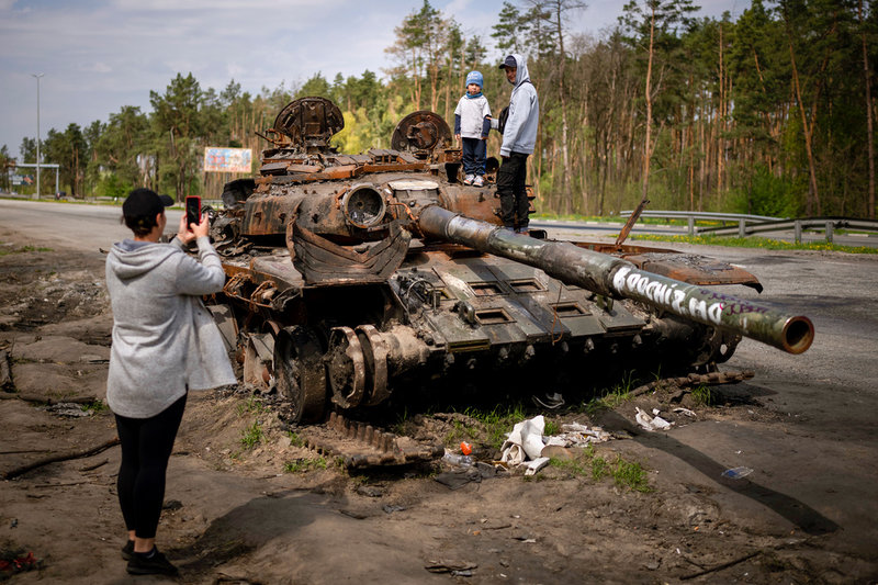 En förstörd rysk stridsvagn i utkanten av Kiev. Arkivbild.